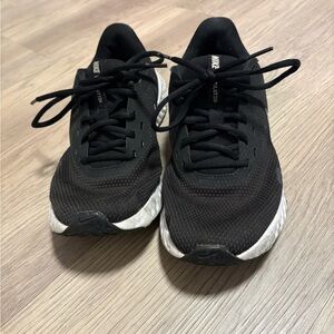 Nike Revolution 5 running shoes